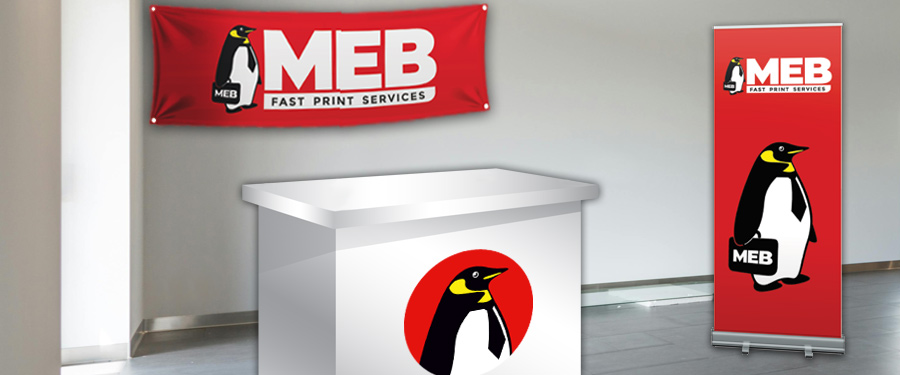 MEB:n messu- ja mainostuotteita messutiskin ympärillä